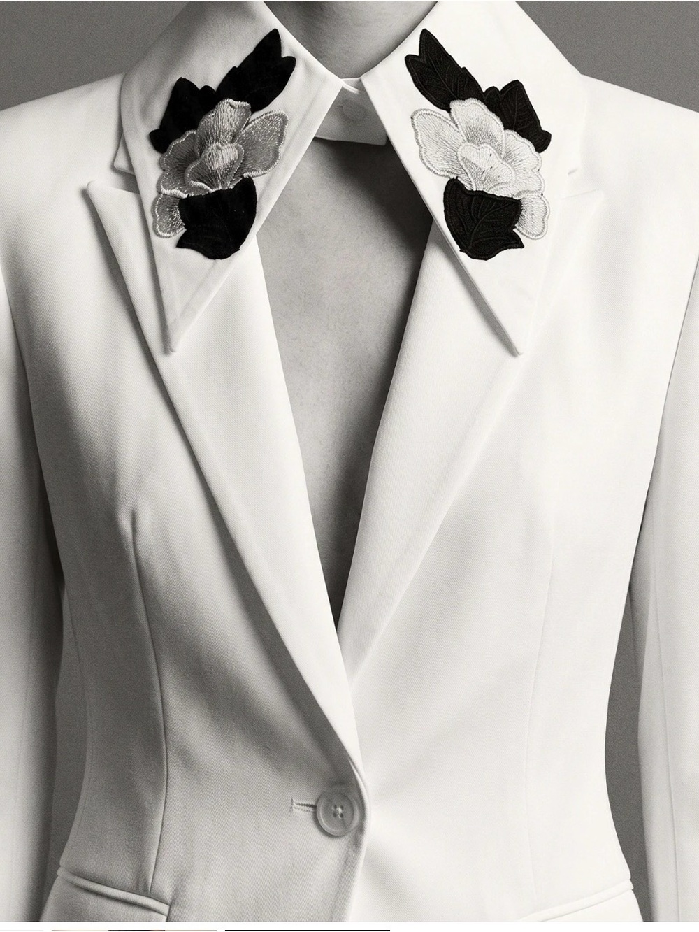 Denise Collar
Limited Edition Embroidered Floral Collar - Picture 3 of 4